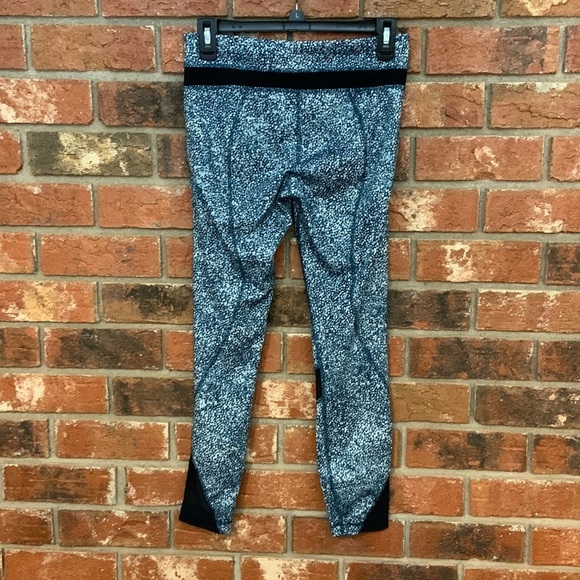 SALE! Lululemon Teal and White Inspire Tight Leggings - Picture 11 of 12